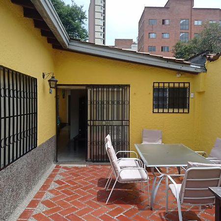 Yellow House Hostel Medellín Exteriér fotografie
